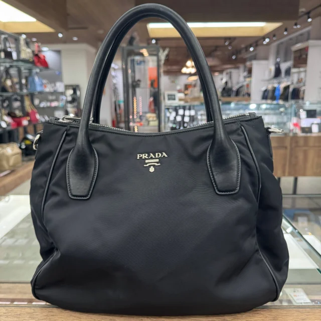 こんにちは⤴⤴
かんてい局盛岡店です😆！

PRADA プラダから、BR4992
2WAYバッグが店頭に入荷しました👍🏻 ̖́-

ナイロン✖レザーで軽量ですが
上品な見た目のバッグ🧡💛

雨やヨゴレにも強い素材なので、
普段使いにもおすすめです🤭

ぜひ店頭にてご覧ください🙏🏻✨

皆さまのご来店お待ちしております🙇🏻‍♀️

#かんてい局盛岡店
#PRADA
#プラダ
#BR4992
#2WAYバッグ
#ナイロン×レザー
#ブランドバッグ
#ブランド販売
#ブランド買取
#質預かり
#質屋
#岩手
#盛岡
#本宮
#皆さまのご来店お待ちしております