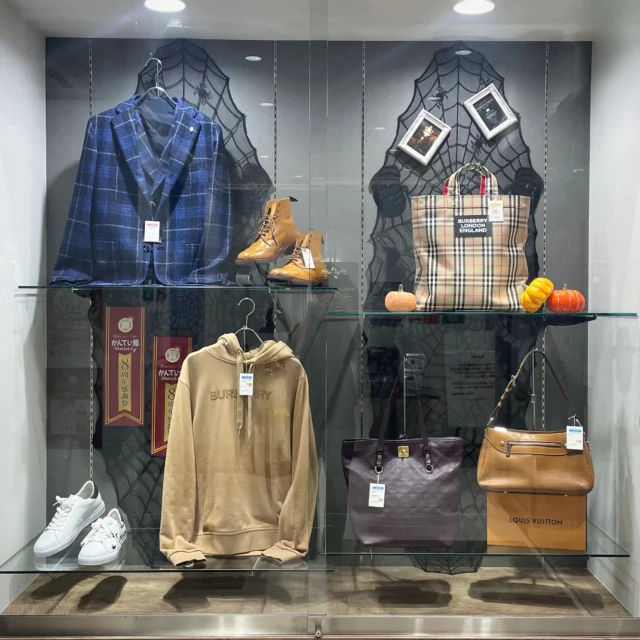 こんにちは😊
かんてい局盛岡店です‼️
入口にあるハイケースのディスプレイを変更いたしました🎃

〈テーマ〉
No.16『ハロウィンを彩る秋のブランドスタイル』

今回のハイケースは、『秋のファッションとハロウィン』をテーマにディスプレイしました🎃🍂
ブラウンやベージュ、ネイビーなど秋らしい色味のアイテムを中心に、バッグやアパレル、シューズを組み合わせ、季節感のあるコーディネートを意識しました✨

背景には蜘蛛の巣やカボチャを取り入れ、秋らしさの中にハロウィンの遊び心をプラスしています🕸

気になる商品ございましたら、お気軽にお声がけください🙇🏻‍♀️
皆さまのご来店心よりお待ちしております🙌🏻

#かんてい局盛岡店
#ブランド販売
#ブランド買取
#質屋
#皆様のご来店をお待ちしております