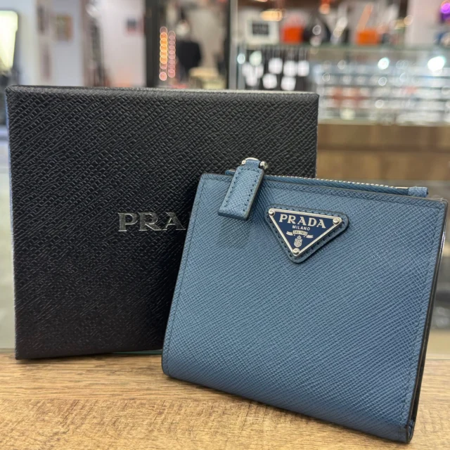 こんにちは🙋🏻‍♀️
かんてい局盛岡店です🌷

PRADA プラダから、2ML049
サフィアーノトライアングル財布が
店頭に入荷しました🧡💛

アビエーションブルー(ブルー系)の
カラーが素敵なお品物✨

丈夫なサフィアーノレザーで
長くお使いいただけること間違いなし👍🏻 ̖́-

コンパクトなサイズ感も魅力的ですね😆！

ぜひ店頭にてご覧ください🤭

皆さまのご来店お待ちしております🙇🏻‍♀️

#かんてい局盛岡店
#PRADA
#プラダ
#2ML049
#サフィアーノ
#トライアングル財布
#コンパクトウォレット
#ブランド財布
#ブランド販売
#ブランド買取
#質預かり
#質屋
#岩手
#盛岡
#本宮
#皆さまのご来店お待ちしております