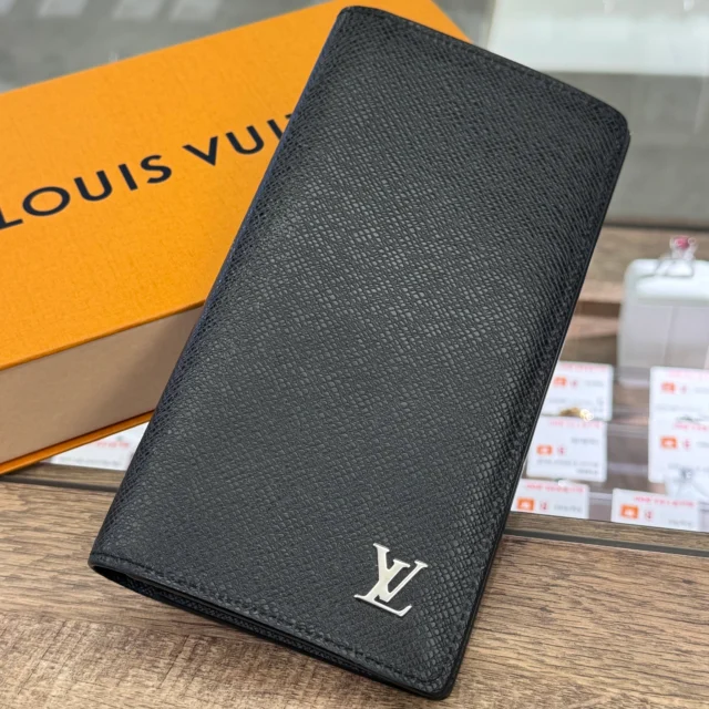 こんにちは👍🏻 ̖́-
かんてい局盛岡店です！

LOUIS VUITTON ルイヴィトンから、
M30285 ポルトフォイユ･ブラザが
入荷しました💁🏻‍♀️

高級感のあるタイガレザーに
シルバーのLVが素敵なお品物😍

スーツのポケットにもすっきり収まる
使いやすいサイズ感です😆！

ぜひ店頭にてご覧ください✨

かんてい局盛岡店では
10/1(木)から10/31(土)まで
8周年感謝祭を開催いたします🎃🎉

⋆買取10％UP(10/1～10/15)
⋆店内商品5％OFF(10/16～10/31)
⋆山崎12年＆白州ミニボトル特別価格
⋆K24 メイプル金貨特別価格

3,000円以上のお買い取り&お買い物の際に
LINEクーポン使用でダニサバタークッキーを
プレゼントいたします🍪🧡💛

皆さまのご来店お待ちしております🙇🏻‍♀️

#かんてい局盛岡店
#LOUISVUITTON
#ルイヴィトン
#M30285
#ポルトフォイユ･ブラザ
#タイガレザー
#ブランド財布
#ブランド販売
#ブランド買取
#質預かり
#質屋
#岩手
#盛岡
#本宮
#皆さまのご来店お待ちしております