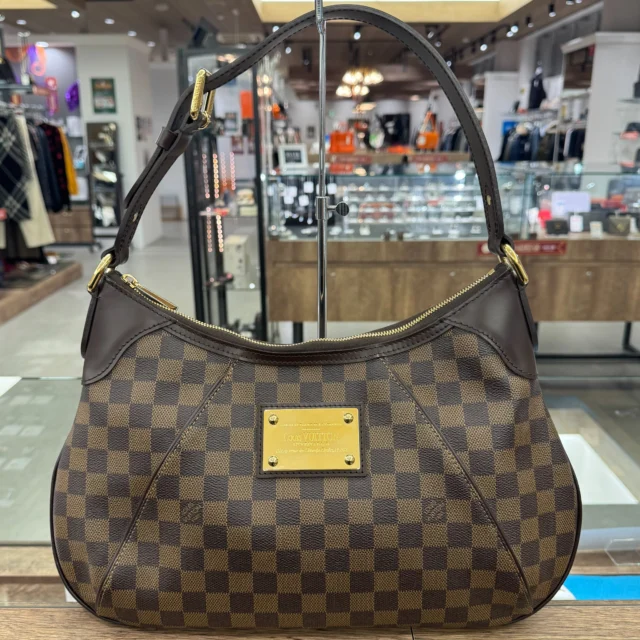 こんにちは😍
かんてい局盛岡店です🧡💛

LOUIS VUITTON ルイヴィトンから、
N48181 テムズGMが店頭に入荷しました😄

落ち着いた印象のダミエ･エベヌキャンバスに
ロゴ入りのゴールドプレートが
印象的で素敵なバッグ😆

収納力たっぷりなGMサイズは
普段使いにも特別な日にも👍🏻 ̖́-

ぜひ店頭にてご覧ください🤭

8周年感謝祭開催中🎃♪
皆さまのご来店お待ちしております🙇🏻‍♀️

#かんてい局盛岡店
#LOUISVUITTON
#ルイヴィトン
#N48181
#テムズGM
#ダミエエベヌ
#ブランドバッグ
#ブランド販売
#ブランド買取
#質預かり
#質屋
#岩手
#盛岡
#本宮
#皆さまのご来店お待ちしております