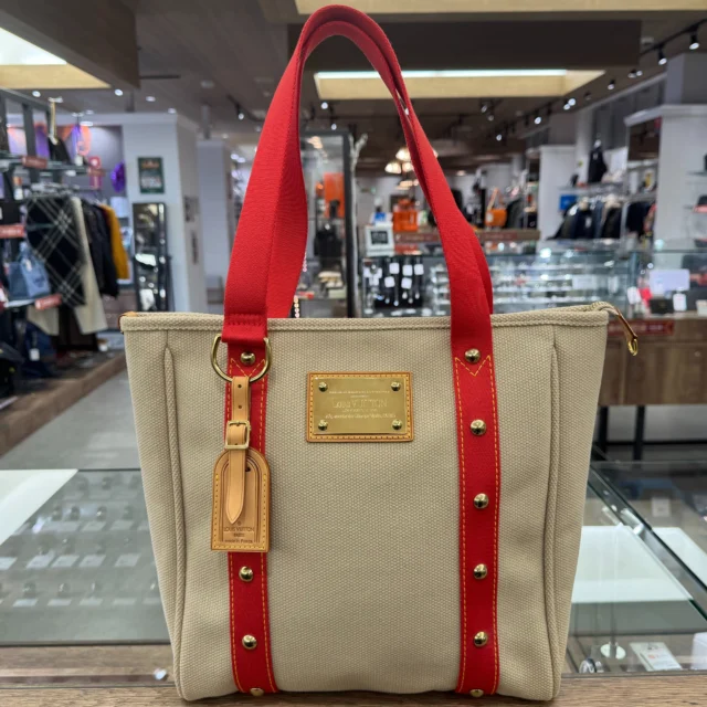 こんにちは✨
かんてい局盛岡店です👍🏻 ̖́-

LOUIS VUITTON ルイヴィトンから、
M40035 アンティグア カバMMが
店頭に入荷しました🤭🎶

ベージュ系のコットンキャンバスに
スタッズ付きのレッドカラーの持ち手が
とっても素敵なバッグ😍

ブランドの主張が少ないデザインなので、
さりげなく上質な物を使いたい方に
おすすめです😆！

ぜひ店頭にてご覧ください- ̗̀‪‪💡‬ ̖́-

皆さまのご来店お待ちしております🙇🏻‍♀️

#LOUISVUITTON
#ルイヴィトン
#M40035
#アンティグアカバMM
#トートバッグ
#ブランドバッグ
#ブランド販売
#ブランド買取
#質預かり
#質屋
#岩手
#盛岡
#本宮
#皆さまのご来店お待ちしております
