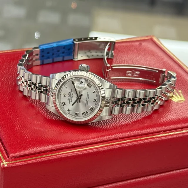 こんにちは🎵
かんてい局盛岡店です🤭

ROLEX ロレックス 69174
デイトジャスト U番(1997年頃製造)、
OHと外装仕上げが終了しましたので
早速店頭に並んでおります👑

ケースサイズは26mm、
ステンレススチール✖ホワイトゴールドの
とっても上品な1本です✨

光の反射でキラキラと輝く
フルーテッドベゼルが素敵ですね👀♡

もちろんご試着OK😆！
気になる方はお気軽にお声がけください👍🏻 ̖́-

8周年感謝祭開催中‼️
10/15(木)までは買取10％UP⤴⤴

皆さまのご来店お待ちしております🙇🏻‍♀️

#ROLEX
#ロレックス
#69174
#デイトジャスト
#U番
#1997年頃
#ブランド時計
#ブランド販売
#ブランド買取
#質預かり
#質屋
#岩手
#盛岡
#本宮
#皆さまのご来店お待ちしております