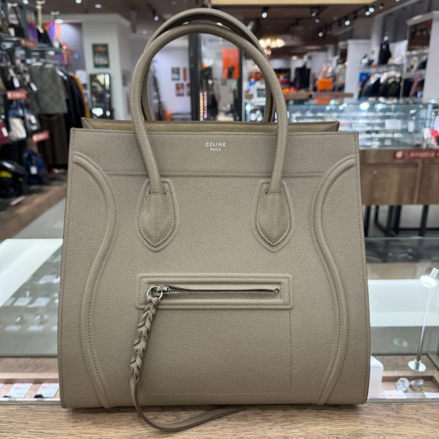 こんにちは🌞
かんてい局盛岡店です🎵

CELINE セリーヌから、
ラゲージファントムが
店頭に入荷しました🧡💛

人気のグレージュ系カラーの
大容量バッグ✨

普段使いから、
1～2泊程度の旅行も
OKなサイズ感です🙆🏻‍♀️

ぜひ店頭にてご覧ください🙏🏻✨

かんてい局盛岡店の8周年感謝祭、
10/15(木)までは買取10％UP😆⤴⤴

昨日も買取ブースが
大変賑わっておりました～👍🏻 ̖́-

ご来店ありがとうございます😆！

今日も10:00から19:00まで
元気いっぱい営業いたします🤭

皆さまのご来店お待ちしております🙇🏻‍♀️

#かんてい局盛岡店
#8周年感謝祭
#CELINE
#セリーヌ
#ラゲージファントム
#ブランドバッグ
#ブランド販売
#ブランド買取
#質預かり
#質屋
#岩手
#盛岡
#本宮
#皆さまのご来店お待ちしております