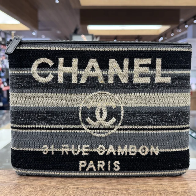 こんにちは〰
かんてい局盛岡店です😆！

CHANEL シャネルから、
ドーヴィル クラッチバッグが
店頭に入荷しました💁🏻‍♀️

ボーダー柄にホワイトのロゴが
素敵なお品物✨

ちょっとした荷物をサッと持ち運べる
クラッチバッグはとっても便利👏🏻

メンズでもレディースでもOKなデザインで、
シェアしてお使いいただいても🙆🏻‍♀️

ぜひ店頭にてご覧ください👍🏻 ̖́-

8周年感謝祭好評開催中🎉

明日10/16(金)からは
待ちに待った店内商品5％OFF🧡💛

皆さまのご来店お待ちしております🙇🏻‍♀️

#かんてい局盛岡店
#8周年感謝祭
#CHANEL
#シャネル
#ドーヴィル
#クラッチバッグ
#ブランドバッグ
#ブランド販売
#ブランド買取
#質預かり
#質屋
#岩手
#盛岡
#本宮
#皆さまのご来店お待ちしております