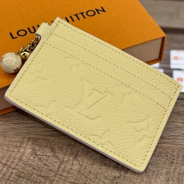 こんにちは🎵
かんてい局盛岡店です⸜🙌🏻⸝‍

LOUIS VUITTON ルイヴィトンから、
M28994 ポルト カルト・LV チャームが
店頭に入荷しました🌱

柔らかなモノグラムアンプラントレザーに
取り外し可能なチャームが素敵なお品物😍

クリーム系の淡いイエロー(バナナカラー)が
気持ちをパッと明るくしてくれますね💁🏻‍♀️

ぜひ店頭にてご覧ください🧡💛

8周年感謝祭は10/31(土)まで😆！
店内商品5％OFF大盛況です👍🏻 ̖́-

お酒のセットは残り1セット、
K24金貨は残り4枚となります🙆🏻‍♀️

皆さまのご来店お待ちしております🙇🏻‍♀️

#8周年感謝祭
#店内商品5%OFF
#LOUISVUITTON
#ルイヴィトン
#M28994
#ポルトカルトLVチャーム
#カードケース
#ブランド小物
#ブランド販売
#ブランド買取
#質預かり
#質屋
#岩手
#盛岡
#本宮
#皆さまのご来店お待ちしております