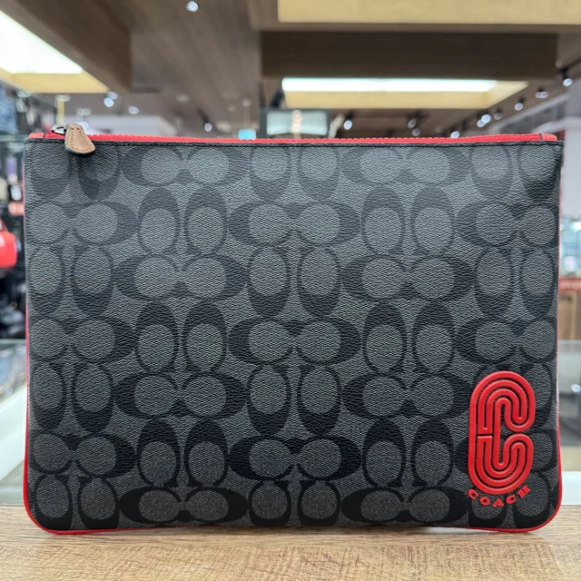 こんにちは☔
かんてい局盛岡店です‼️

COACH コーチから、
91651 クラッチバッグが
店頭に入荷しました💁🏻‍♀️

コーチの象徴である
“C”のロゴが敷き詰められた
シグネチャー柄✖レッドカラーが
印象的なお品物です👍🏻 ̖́-

メンズでもレディースでもOK😆！

スマートフォンや財布、
鍵などの小物をスマートに収納して
持ち運びできちゃう優れものですよ🎶

ぜひ店頭にてご覧ください- ̗̀‪‪💡‬ ̖́-

8周年感謝祭開催中👏🏻👏🏻
皆さまのご来店お待ちしております🙇🏻‍♀️

#8周年感謝祭
#店内商品5％OFF
#COACH
#コーチ
#91651
#クラッチバッグ
#シグネチャー
#ブランドバッグ
#ブランド販売
#ブランド買取
#質預かり
#質屋
#岩手
#盛岡
#本宮
#皆さまのご来店お待ちしております