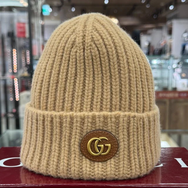 こんにちは♬
かんてい局盛岡店です👻

GUCCI グッチから、764594
ダブルG付き ウールカシミアニットキャップが
店頭に入荷しました🙆🏻‍♀️

柔らかい印象のキャメルカラーが
素敵なお品物😍

フロント部分のGGマークが
高級感たっぷりですね✨

どんなコーディネートにも馴染んでくれる
スタッフおすすめのお品物です👏🏻

ぜひ店頭にてご覧ください👍🏻 ̖́-

8周年感謝祭は残りあと11日🎃
皆さまのご来店お待ちしております🙇🏻‍♀️

#8周年感謝祭
#店内商品5％OFF
#GUCCI
#グッチ
#764594
#ウールカシミアニットキャップ
#ブランドアパレル
#ブランド販売
#ブランド買取
#質預かり
#質屋
#岩手
#盛岡
#本宮
#皆さまのご来店お待ちしております