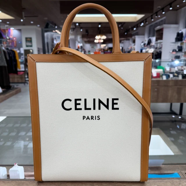 こんにちは🤭🎵
かんてい局盛岡店です💪🏻

【CELINE】セリーヌから、192082BNZ.02NT
スモール バーティカル カバ が
店頭に入荷しました🙆🏻‍♀️

ナチュラルなキャンバス地に
ロゴの入ったデザインが、
カジュアルさと高級感を感じられるお品物😆！

どんなコーディネートでも合わせやすい
スタッフおすすめバッグです🧡💛

ぜひ店頭にてご覧ください👍🏻 ̖́-

かんてい局盛岡店の8周年感謝祭は
10/31(土)まで🎃

感謝祭目玉商品のお酒セットは完売、
K24メイプルリーフ金貨は
残り4枚となっております✨

皆さまのご来店お待ちしております🙇🏻‍♀️

#8周年感謝祭
#店内商品5%OFF
#CELINE
#セリーヌ
#192082BNZ.02NT
#スモールバーティカルカバ 
#ブランドバッグ
#ブランド販売
#ブランド買取
#質預かり
#質屋
#岩手
#盛岡
#本宮
#皆さまのご来店お待ちしております