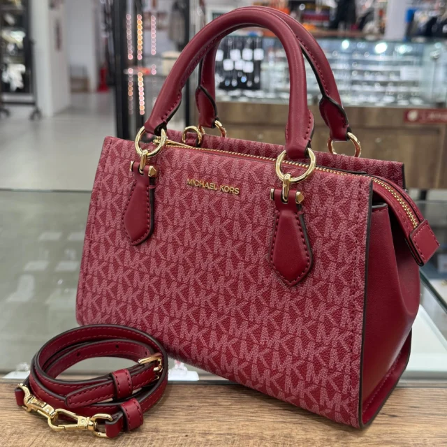 こんにちは〰
かんてい局盛岡店です😄

MICHAEL KORS マイケルコースから、
35F5G6AM1X MARILYN
マリリン サッチェル スモールが
店頭に入荷しました💁🏻‍♀️

シンプルなコーディネートに
パッと映えるレッドカラー🤭

小さめのバッグですが、マチが広いので
荷物がたっぷり入るんです💪🏻✨

使用感少なめなスタッフおすすめの
バッグです🧡💛

ぜひ店頭にてご覧ください👍🏻 ̖́-

8周年感謝祭は10/31(土)まで😆！
残すところあと6日🎃♪

皆さまのご来店お待ちしております🙇🏻‍♀️

#8周年感謝祭
#店内商品5％OFF
#COACH
#コーチ
#35F5G6AM1X
#MARILYN
#マリリンサッチェルスモール
#ブランドバッグ
#ブランド販売
#ブランド買取
#質預かり
#質屋
#岩手
#盛岡
#本宮
#皆さまのご来店お待ちしております