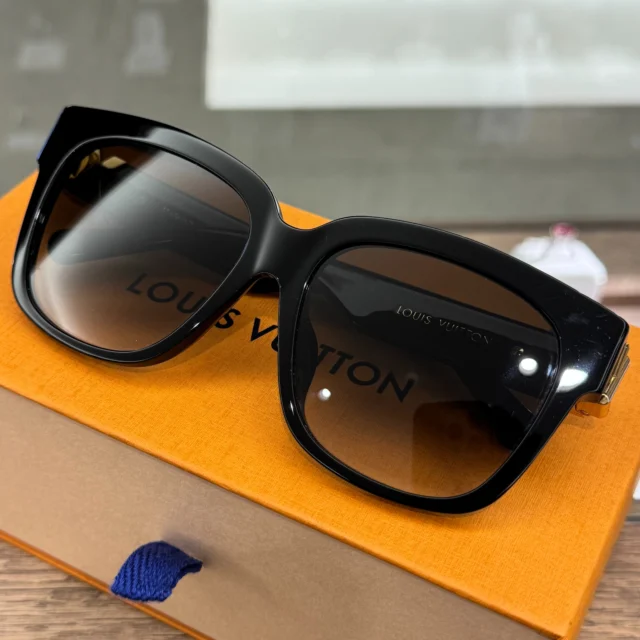 こんにちは😆！
かんてい局盛岡店です🧡💛

LOUIS VUITTON ルイヴィトンから、
Z2120E サングラス･LV GO-14･スクエアが
店頭に入荷しました✨

ブラックフレームにゴールドロゴが
高級感たっぷりで素敵なお品物🥰

シンプルコーデにもきれいめコーデにも
ばっちりですよ👍🏻 ̖́-

もちろんご試着OK🙆🏻‍♀️
気になる方はお気軽にお声がけください🙏🏻

8周年感謝祭は10/31(土)まで🎃

店内商品5％OFF(※上限3万円)で
お買い物できるチャンスをお見逃しなく😍

それでは今日も
皆さまのご来店お待ちしております🙇🏻‍♀️

#8周年感謝祭
#店内商品5％OFF
#LOUISVUITTON
#ルイヴィトン
#Z2120E
#サングラス･LV GO-14･スクエア
#ブランド小物
#ブランド販売
#ブランド買取
#質預かり
#質屋
#岩手
#盛岡
#本宮
#皆さまのご来店お待ちしております