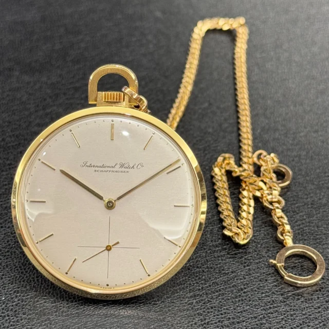 こんにちは！！！
かんてい局盛岡店です💁🏻‍♀️

IWC アイダブリューシーから、
K18 チェーン付き懐中時計が
店頭に入荷しました😆

こちらなかなか入荷の少ない
珍しいお品物✨

資産やコレクションとしても
おすすめです🤭

気になる方はお早めに～👍🏻 ̖́-
ぜひ店頭にてご覧ください🧡💛

8周年感謝祭は残りあと5日🎃！
皆さまのご来店お待ちしております🙇🏻‍♀️

#8周年感謝祭
#店内商品5％OFF
#IWC
#アイダブリューシー
#K18
#懐中時計
#ブランド時計
#ブランド販売
#ブランド買取
#質預かり
#質屋
#岩手
#盛岡
#本宮
#皆さまのご来店お待ちしております