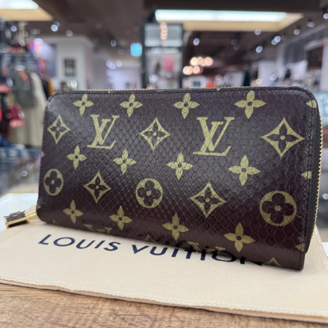 こんにちは😆！
かんてい局盛岡店です👍🏻 ̖́-

LOUIS VUITTON ルイヴィトンから、
NM80148 エキゾチック ジッピー･ウォレットが
店頭に入荷しました💁🏻‍♀️

定番のモノグラム･キャンバスに、
高級素材のパイソンレザーを組み合わせた
特別感のあるお品物🐍

人と被らないお財布を使いたい方に
おすすめのウォレットです✨

ぜひ店頭にてご覧ください🧡💛

かんてい局盛岡店の8周年感謝祭は
10/31(土)までとなっております👻！

皆さまのご来店お待ちしております🙇🏻‍♀️

#8周年感謝祭
#店内商品5％OFF
#LOUISVUITTON
#ルイヴィトン
#NM80148
#エキゾチックジッピーウォレット
#ブランド財布
#ブランド販売
#ブランド買取
#質預かり
#質屋
#岩手
#盛岡
#本宮
#皆さまのご来店お待ちしております