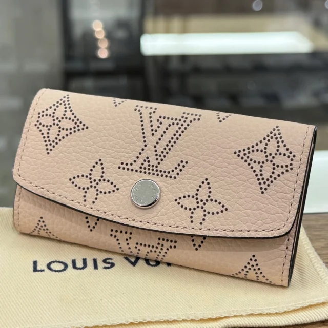 こんにちは😄
かんてい局盛岡店です👍🏻 ̖́-

LOUIS VUITTON ルイヴィトンから、
M64056 ミュルティクレ4が
店頭に入荷しました🌱

手触りの柔らかいレザーに、
パンチング加工が特徴のマヒナレザー😍

カギを4本まで収納して
スマートに持ち運びできる優れものです🧡💛
これは早い者勝ち🤭

ぜひ店頭にてご覧ください💁🏻‍♀️

8周年感謝祭は10/31(土)まで🎃
残すところあと3日😆！

皆さまのご来店お待ちしております🙇🏻‍♀️

#8周年感謝祭
#店内商品5％OFF
#LOUISVUITTON
#ルイヴィトン
#M64056
#ミュルティクレ4
#キーケース
#ブランド小物
#ブランド販売
#ブランド買取
#質預かり
#質屋
#岩手
#盛岡
#本宮
#皆さまのご来店お待ちしております